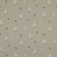 אריג כותנה דפוס אווזים בחווה על רקע ירוק מרווה