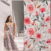 אריג כותנה וואל דפוס שושנים רקע לבן