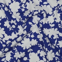 אריג ויסקוזה לייקרה דפוס פרחים לבנים על רקע קובלט