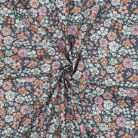 אריג כותנה אורגני דפוס פרחי שדה על רקע כחול מעושן