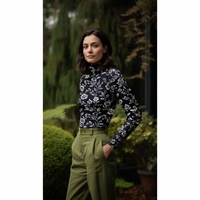 טריקו ויסקוזה פרחים מצויירים על רקע שחור