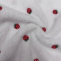 בוקלה טדי רקמת תותים על רקע לבן