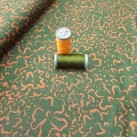 אריג כותנה פרח פראי על רקע ירוק זית