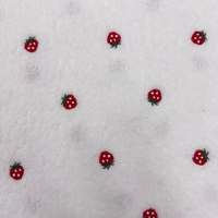 בוקלה טדי רקמת תותים על רקע לבן