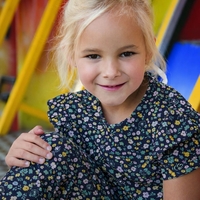 טריקו כותנה אורגני פרחים קטנים שמחים על רקע כחול כהה