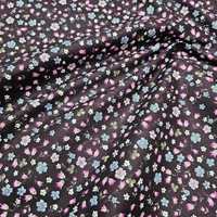 אריג כותנה דפוס פרחים קטנים על רקע חציל כהה