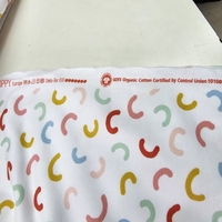 פוטר דפוס קשתות צבעוניות על רקע לבן 1
