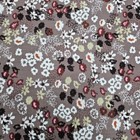 אריג כותנה פרחים בסגנון כפרי על רקע מוקה