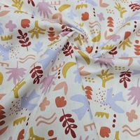 אריג כותנה דפוס ציפורים ועלים על רקע לבן חם