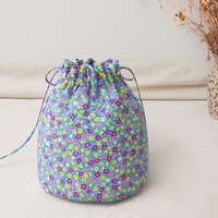 אריג כותנה דפוס פרחים שמחים על רקע טורקיז