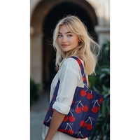 אריג כותנה עמיד במיים דפוס דובדבנים על רקע כחול כהה