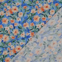אריג ויסקוזה דפוס פרחי קיץ מלבלבים על רקע כחול
