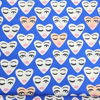 אריג כותנה דפוס לבבות שמחים על רקע כחול