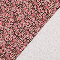 פרנץ טרי דפוס פרחים עדינים סגלגלים ורדרדים על רקע בז