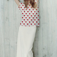 טריקו ויסקוזה דפוס נקודות אדומות על רקע לבן