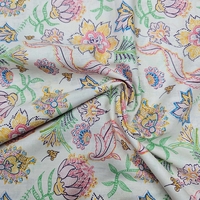 אריג כותנה דפוס בוהו על רקע לבן חם