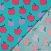 אריג כותנה דפוס פירות על רקע פטרול כהה