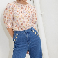 אריג כותנה דפוס ציפורים ועלים על רקע לבן חם