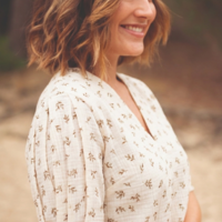 אריג דאבל טטרה דפוס עלעלים בגווני בז וחול על רקע אופוייט