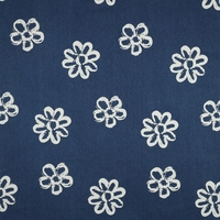 אריג גינס דפוס פרחים יפים על רקע כחול כהה
