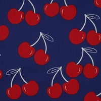 אריג כותנה עמיד במיים דפוס דובדבנים על רקע כחול כהה