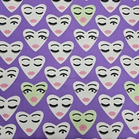 אריג כותנה דפוס לבבות שמחים על רקע סגול