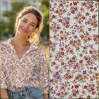 אריג כותנה דפוס פריחה אורבנית על רקע לבן חם