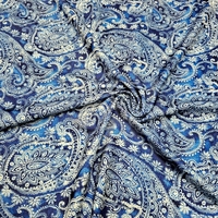 לייקרה דפוס בנדנה על רקע כחול