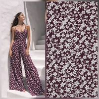 אריג ויסקוזה דפוס פרחים קטנים על רקע בורדו דגם חן