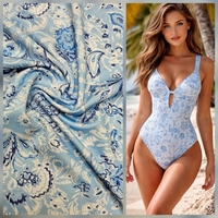 לייקרה דפוס בנדנה על רקע תכלת