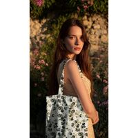 קנבס דפוס עלי אקליפטוס דיגטלי על רקע לבן