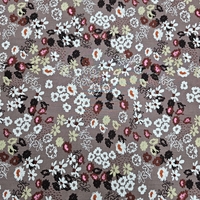 אריג כותנה פרחים בסגנון כפרי על רקע מוקה