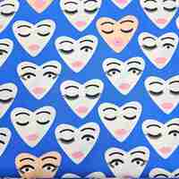 אריג כותנה דפוס לבבות שמחים על רקע כחול