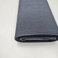 אריג גינס פסים דקים על רקע כחול כהה