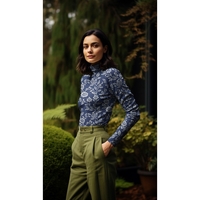 טריקו ויסקוזה דפוס פרחים מצויירים על רקע כחול