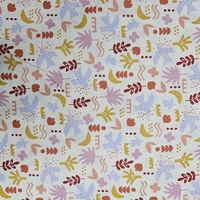 אריג כותנה דפוס ציפורים ועלים על רקע לבן חם