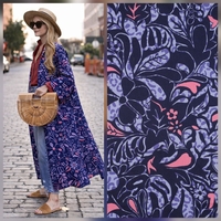 אריג כותנה סטן דפוס עלים טרופיים על רקע סגלגל