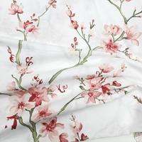 אריג כותנה דפוס פריחת הדובדבן על רקע לבן רוחב 240