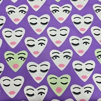 אריג כותנה דפוס לבבות שמחים על רקע סגול