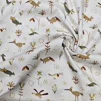 אריג כותנה דפוס בעלי כנף על רקע בז