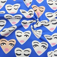 אריג כותנה דפוס לבבות שמחים על רקע כחול