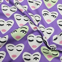 אריג כותנה דפוס לבבות שמחים על רקע סגול