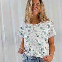 טריקו כותנה דפוס דיגיטלי עלי אקליפטוס על רקע לבן