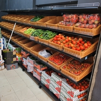 בסטות לפירות וירקות בשילוב ארגזי עץ או סלסלות במגוון מידות
