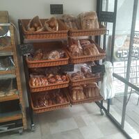 מתקן תצוגה מעוצב משולב סלסלות ראטן