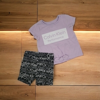 חליפת מכנס Calvin klein סגול לילך לוגו במרכז מכנס שחור שרוול קצר