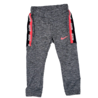 מכנס NIKE אפור עכבר כיתוב NIKE בורוד זוהר בכיס גומי בתחתית