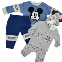 חליפת מכנס DISNEY מיקי תכלת הדפס ראש במרכז כיתוב בברכיים