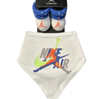 מארז גרביים וסינר JORDAN לבן כחול לוגו מנוקד מידה 0-6 חודשים