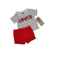 חליפת שורט LEVI'S  מכנס אדום חולצת פסים אפור לבן כיתוב באדום